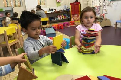 Le but était de fabriquer par groupe de deux , le manoir de la sorcière camemberk avec des blocs logiques . Les objectifs étaient de travailler ensemble , de repérer les formes simples et de savoir les nommer et de présenter oralement aux autres le manoir une fois fabriqué.