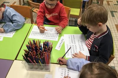 Cette semaine les élèves ont repéré les différentes lettres de leur prénom et ont remis les lettres de leur prénom dans l’ordre.