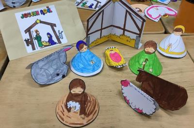 notre crèche personnelle, coloréie au fil des jours... 