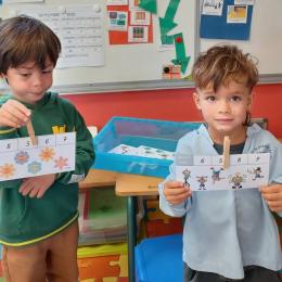 trouver le bon nombre selon la quantité représentée; utilisation de pinces à linge