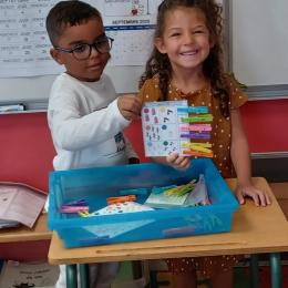 associer une quanté au chiffre correspondant en respectant un code de couleurs pour les pinces à linge