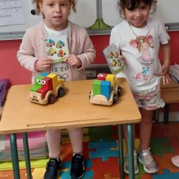 CARS : placer les 4 pièces en bois permettant de construire un véhicule selon les cartes défits proposées; travail sur l'espace en volume;