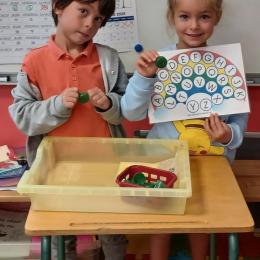 l'arce en ciel de l'alphabet : replacer les bouchons-lettres sur les lettres correspondantes puis réciter l'alphabet dans l'ordre puis dans le désordre;