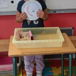 la roue d el'alphabet : replacer les pinces-alphabet sur les lettres identiques, ppuis réciter l'alphabet dans l'ordre puis dans le désordre;