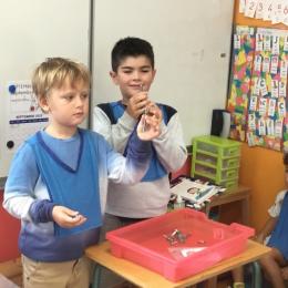 trouver le bon écrou pour le bon boulon, visser puis dévisser