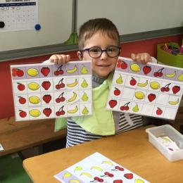 exclusivement Moyens : faire preuve de discrimination visuelle : trouver le fruit qui manque sur chaque ligne; 