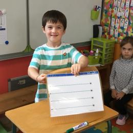 exclusivement moyen : cahier de graphisme (il y aura divers niveaux de difficultés, les lettres des prénoms...) 