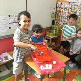 attrapper des balles de ping-pong avec des pinces à saucisses et les mettre, puis les enlever, d'une boite à oeufs; 