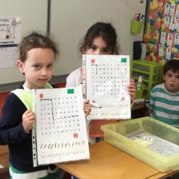 tracer le chemin de l'alphabet en respectant l'ordre de celui-ci, puis réciter l'alphabet dans l'ordre puis lire les lettres dans le désordre